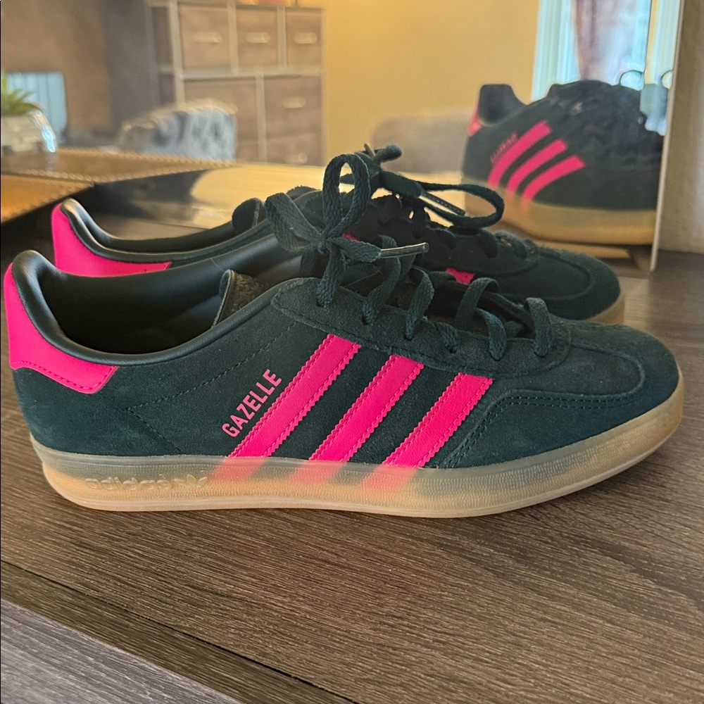 Adidas GAZELLE size 7 Pink & Green NWOT 
EXCELLENT CONDITION 💚💗